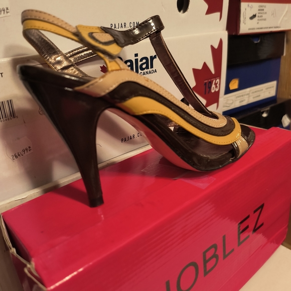 Ladies stylish fashion heels Special Price $40 size 37 new in the box. - Picture 3 of 3